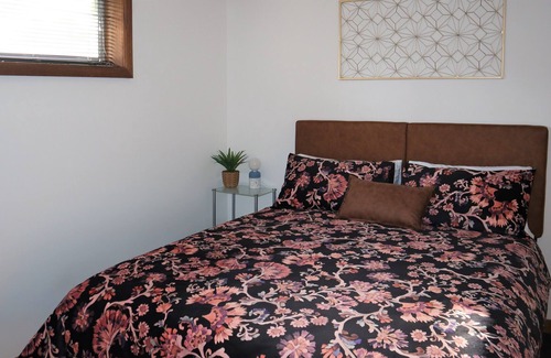 Mount Gambier House | Free Wine + Choc Winter Deal* Prime Blue Lake location. Space and comfort for 6