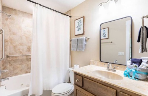 Laguna Beach Estates Cottage | Freedom's cozy 2B/2B beach house. Pet friendly! Big yard! Close to everything!