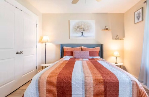 Laguna Beach Estates Cottage | Freedom's cozy 2B/2B beach house. Pet friendly! Big yard! Close to everything!