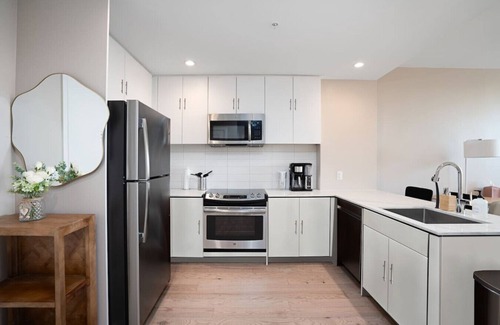 The Heights Apartment | Freedom Tower View - mins to NYC