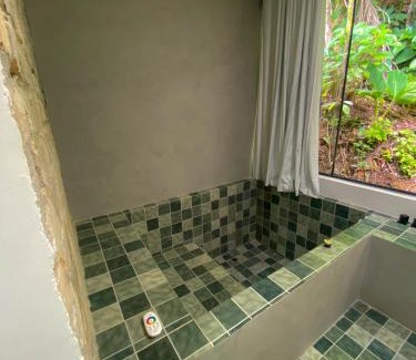 Guaiuba Hotel | Frente ao Mar - Suites com Piscina Aquecida, SPA Privativo, Vista ao Mar ou Montanha, com Estacionamento- Raizes do Mar ECO Hotel