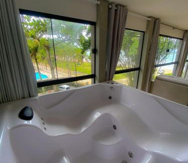 Guaiuba Hotel | Frente ao Mar - Suites com Piscina Aquecida, SPA Privativo, Vista ao Mar ou Montanha, com Estacionamento- Raizes do Mar ECO Hotel