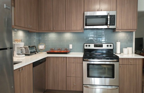 Edgewater House | Freshly remodeled MCM quiet oasis near parks, restaurants & shopping