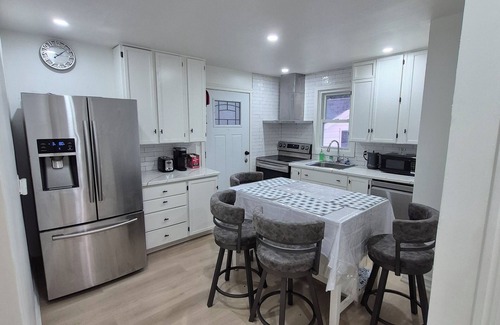 Trenton House | Freshly Renovated 2 bedroom house with big patio and backyard