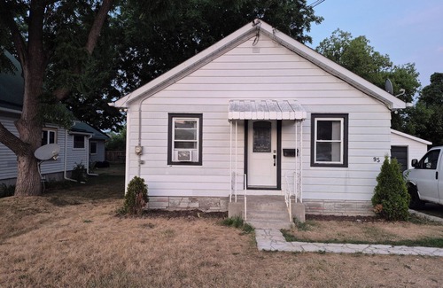 Trenton House | Freshly Renovated 2 bedroom house with big patio and backyard