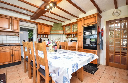 Sugnall Cottage | FRESHWINDS, family friendly, with pool in Market Drayton