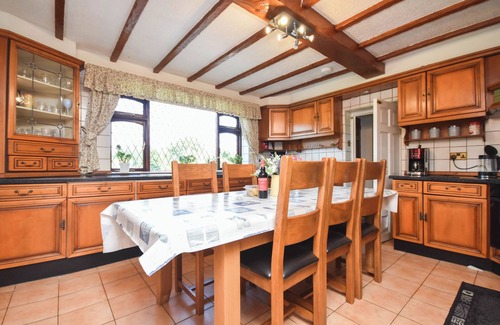 Sugnall Cottage | FRESHWINDS, family friendly, with pool in Market Drayton