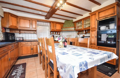 Sugnall Cottage | FRESHWINDS, family friendly, with pool in Market Drayton
