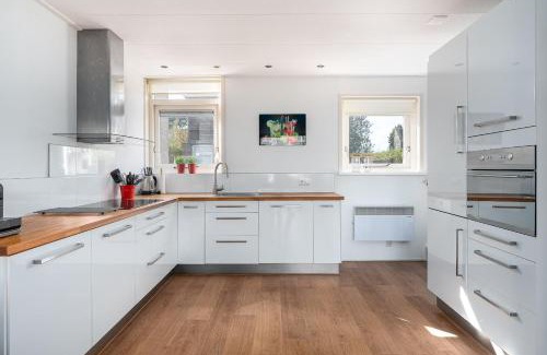 Grou House | Fries Vakantiehuis, grote tuin, nabij het Pikmeer