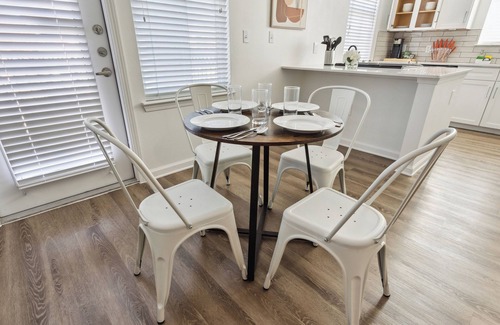 Frisco Apartment | Frisco Executive Sleek Suite Pool & WIFI
