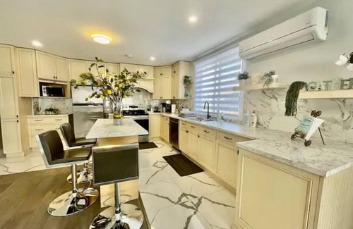 Ahuntsic-Cartierville Apartment | Full apartment, quick access with 40 Highway and 15 Highway. Free Parking
