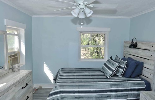 Columbia House | Full Kitchen, Wi-Fi, TV, Washer & Dryer