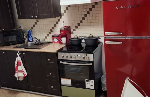 District Saint - Raymond - Vanier Apartment | Full Studio in Hull with parking, wifi and kitchen, 5min from Ottawa parliament