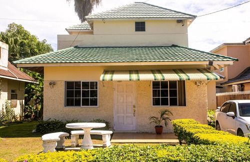Runaway Bay House | Fully Air-conditioned Irie 3BR/3 bathrooms Near Beaches in Gated Community