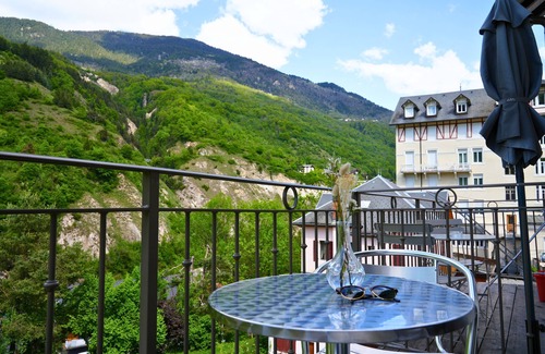 Brides-les-Bains Apartment | Fully-equipped studio - double bed