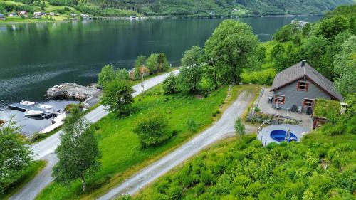 Volda House | Fully equipped cabin by the fjord