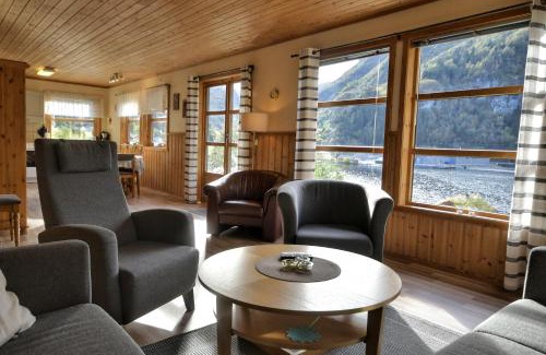 Volda House | Fully equipped cabin by the fjord