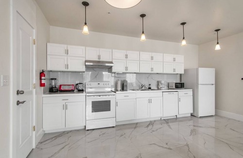 Faubourg Lafayette Condo | Fully Furnished 4BR Condo in Heart of New Orleans