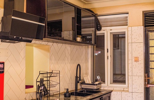 Kampala Apartment | Fully Furnished & Charming 2-bedroom apartment in Kampala with AC, WiFi