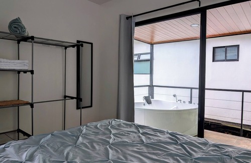 San Jose Cabin | Fully furnished lodges with hot tub in Atenas - WiFi, trails, nature.