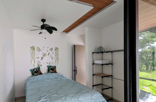 San Jose Cabin | Fully furnished lodges with hot tub in Atenas - WiFi, trails, nature.