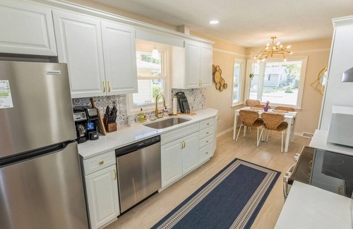 Urbandale House | Fully-Renovated 3 BR near DSM! Work travel & Family Friendly.