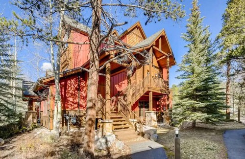 Lakeside Village House | Fun and Relaxation in a Mountain Vacation Getaway!