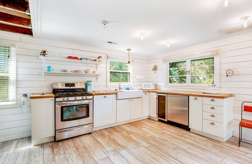 Folly Beach Cottage | Fun dog-friendly getaway near the beach with yard, kitchenette & WiFi