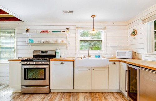 Folly Beach Cottage | Fun dog-friendly getaway near the beach with yard, kitchenette & WiFi