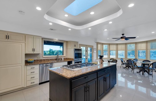Oracle Foothills Estates House | Fun-for-all! Private Pickleball Court! Game room!