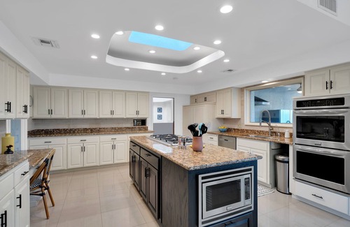 Oracle Foothills Estates House | Fun-for-all! Private Pickleball Court! Game room!