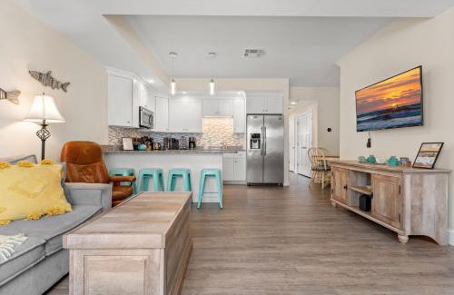 Hampton House | Fun Game Room Steps to Beach 2 Level Lux Condo