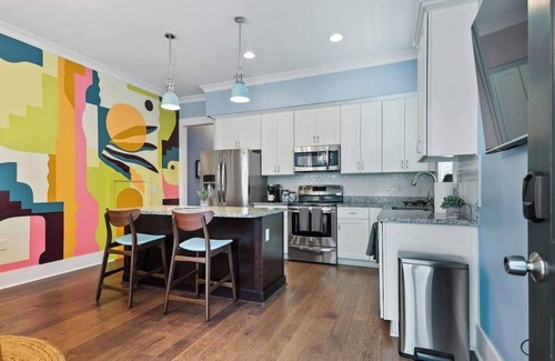 Eastside Apartment | Fun & Renovated Artsy Downtown Apt Dog Friendly with Fully Fenced Backyard and P