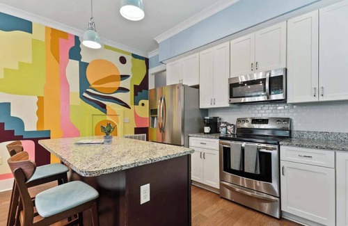 Eastside Apartment | Fun & Renovated Artsy Downtown Apt Dog Friendly with Fully Fenced Backyard and P