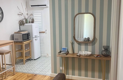 Glenelg East Apartment | Funky beach unit in heart of Glenelg.