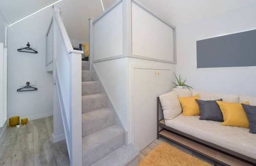 Canford Cliffs Apartment | ⭐⭐⭐⭐⭐ Funky Microhouse, near BEACH WIFI & Netflix