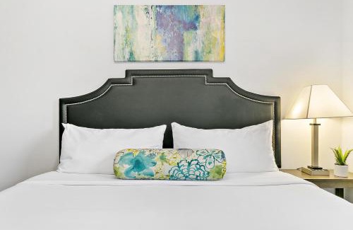 North Center Apartment | Furnished 1BR Apt with Natural Light & King Beds - Larchmont ALL REP