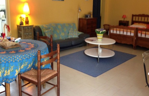 Saint-Germain-en-Laye House | Furnished 2/3 pers. Le Pavillon Saint-Pierre downtown, quiet garden level