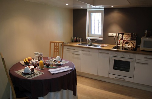 Canardiere Est Apartment | Furnished tourism 2 bedrooms with garden