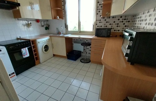 Faubourg-Raines Apartment | Furnished tourist accommodation between station and city of gastronomy and wine