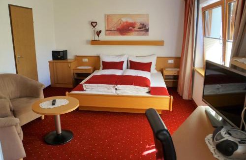 Nassereith House | Gästehaus Almrausch, Ferienanlage mit Pool