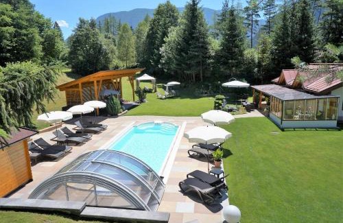 Nassereith House | Gästehaus Almrausch, Ferienanlage mit Pool