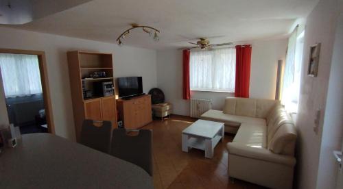 Oberhavel House | Gästehaus mit 3 separaten Schlafbereichen, Terrasse und Carport