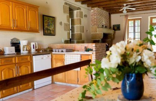 Souvigny House | Gîte à la Ferme avec Piscine et Wifi à Souvigny - FR-1-489-231