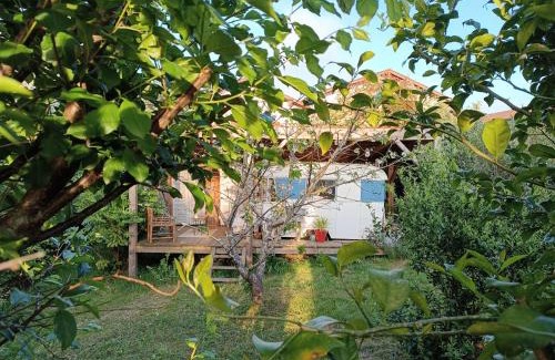 Ascain Apartment | GÎTE AZKENDANTZA 2a6 PERS AVEC CARAVANE INSOLITE