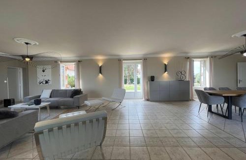 Roches-Premarie-Andille House | Gîte dans un domaine équestre