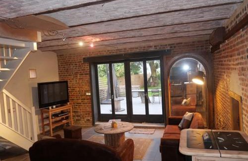 Flines-les-Mortagne House | Gîte dans une écurie rénovée avec jardin privé, clim, parking et WIFI - FR-1-510-150