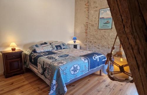 Charroux House | Gîte en Pierre avec Terrasse et Piscine Partagée à Charroux - FR-1-489-567