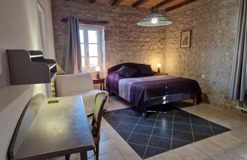 Charroux House | Gîte en Pierre avec Terrasse et Piscine Partagée à Charroux - FR-1-489-567