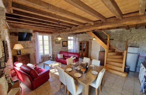 Charroux House | Gîte en Pierre avec Terrasse et Piscine Partagée à Charroux - FR-1-489-567